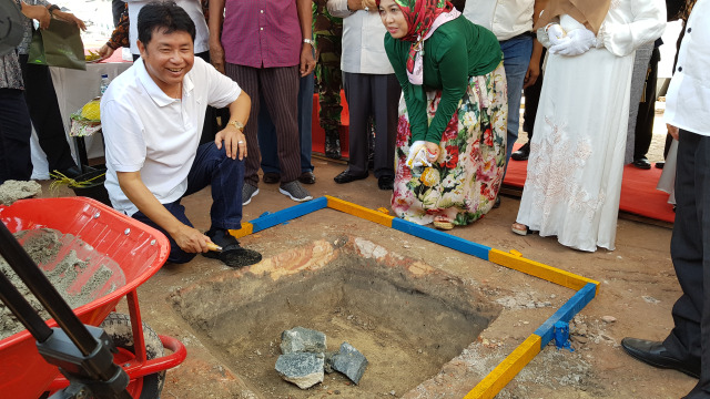 H. Abdul Rasyid meletakan batu pertama di lokasi pembangunan hotel Mercure dan Perkantoran di jalan Udan Said (Misbar) Pangkalan Bun. (Foto: Joko Hardyono)