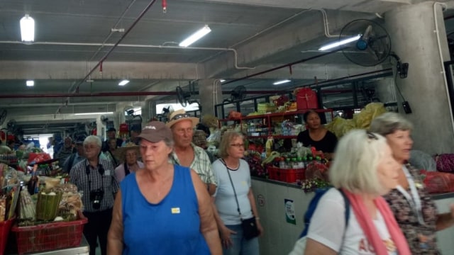 Turis Asing Pun Tertarik Berbelanja di Pasar Badung