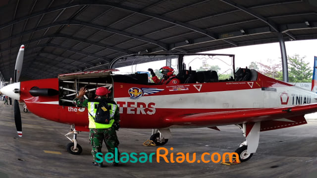 PILOT pesawat Jupiter Aerobatic Team (JAT) berkonsultasi dengan mekanik di hanggar Lanud Roesmin Nurjadin, Pekanbaru, Kamis, 21 Maret 2019. 