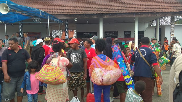 Pengungsi yang terus berdatangan ke posko induk di Kantor Bupati Jayapura. (BumiPapua.com/Katharina)  