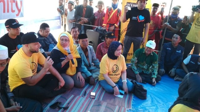 Maher Zain menyempatkan diri berdialog bersama warga korban bencana di pengungsian kompleks Palu Nagaya Donggala Kodi, Kota Palu, Kamis (21/3). Foto: PaluPoso/Ibn Djais