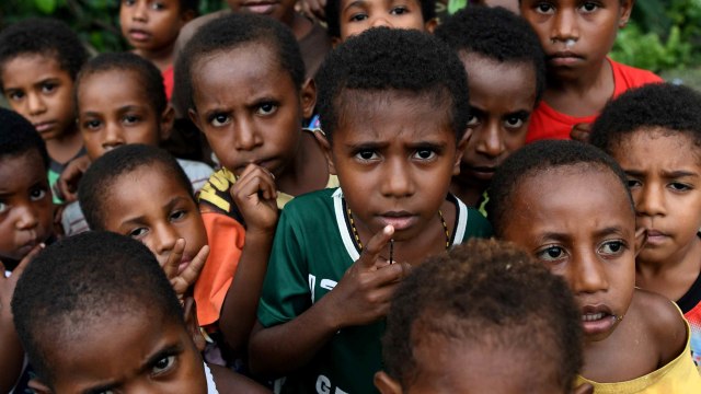 Sejumlah anak pengungsi banjir bandang Sentani bermain di halaman Kantor Bupati Jayapura yang dijadikan tempat pengungsian di Sentani, Jayapura, Papua, Kamis (21/3/2019). Foto: ANTARA FOTO/Zabur Karuru