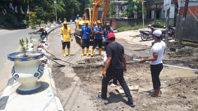 Pemkab Mamuju mulai memperbaiki titik jalan rusak yang sempat ditanami pohon pisang oleh warga. Foto: Dok. Humas Pemkab Mamuju