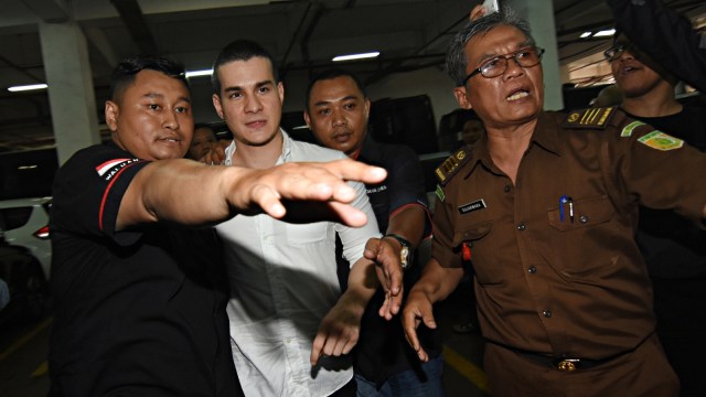 Aktor Steve Emmanuel (kedua kiri) dibawa petugas sebelum menjalani sidang perdana kasus dugaan penyelundupan kokain di Pengadilan Negeri Jakarta Barat Foto: Antara/Indrianto Eko Suwarso