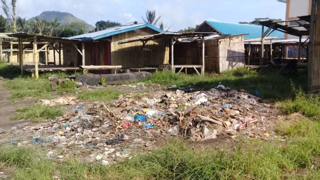 Tumpukan sampah yang dibiarkan begitu lama di salah satu area Pasa Malanuza, Kecamatan Golewa, Kabupaten Ngada. Foto oleh : florespedia/kumparan.com