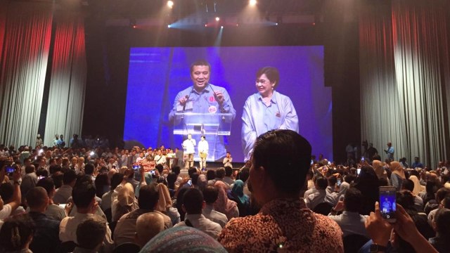 Erwin Aksa (kiri) memberikan sambutan di acara Aliansi Pengusaha Nasional di Djakarta Theater, Kamis, (21/3). Foto: Efira Tamara/kumparan