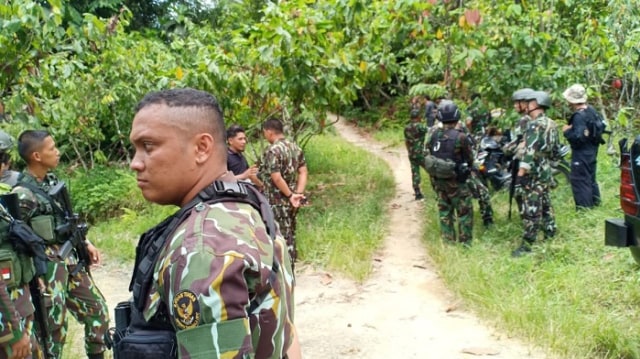 Personel Brimob dan TNI saat berjaga di wilayah Poso Pesisir Poso. Foto: PaluPoso