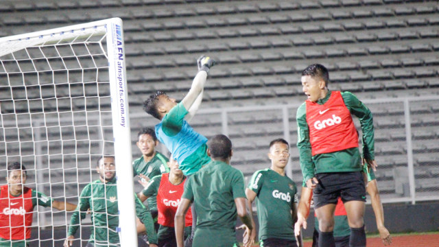 Para pemain Timnas Indonesia menggelar latihan di Stadion Madya, SUGBK, Senayan, Kamis (21/3) jelang laga hadapi Myanmar. Foto: Alan Kusuma/kumparan