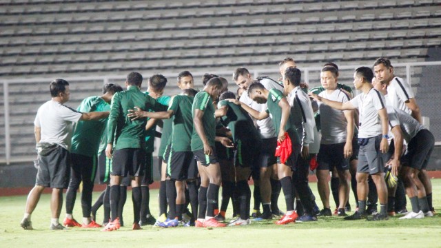 Para pemain Timnas Indonesia menggelar latihan di Stadion Madya, SUGBK, Senayan, Kamis (21/3) jelang laga hadapi Myanmar. Foto: Alan Kusuma/kumparan