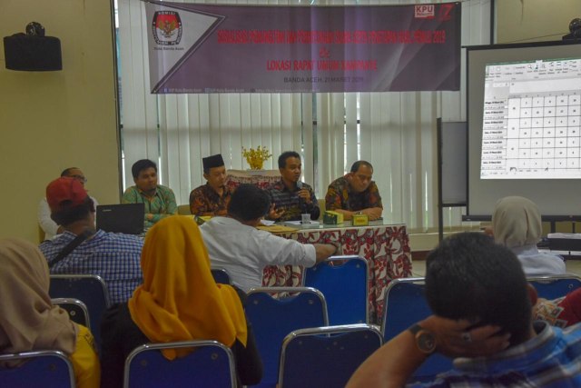 Komisioner KIP Banda Aceh memimpin rapat koordinasi penentuan lokasi kampanye terbuka atau rapat umum pada Pemilu 2019 di Banda Aceh, Kamis (21/3). Foto: Dok. KIP Banda Aceh