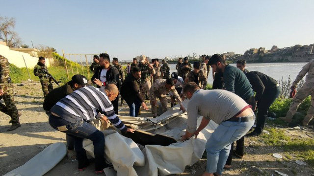 Tim penyelamat mengevakuasi korban akibat kecelakaan kapal feri di Sungai Tigris, Irak Foto: Reuters/stringer