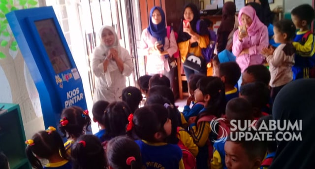 Lia Yulianti, memperkenalkan Perpustakaan Taman Pamekar di Kabandungan Sukabumi kepada para ibu-ibu orang tua siswa-siswi PAUD, agar menumbuhkan minat baca pada anak sejak usia dini. | Sumber Foto:Rawin Soedaryanto.