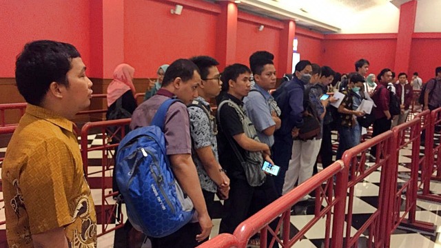 Antrean Pameran Kesempatan Kerja (Job Fair) Nasional Ke-XVIII dan Talent Fest di Jiexpo Kemayoran, Jakarta Pusat, Jumat (22/3). Foto: Nurul Nur Azizah/kumparan