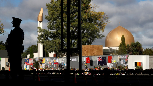 Seorang polisi berjaga di depan masjid Al-Noor di Christchurch, Selandia Baru, Jumat, (22/3). Foto: REUTERS / Jorge Silva