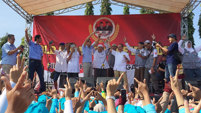 Calon Wakil Presiden nomor urut 02, Sandiaga Uno (tengah) berkampanye di Lapangan Tegaltirot, Yogyakarta, Jumat (22/3). Foto: Arfiansyah Panji Purnandaru/kumparan