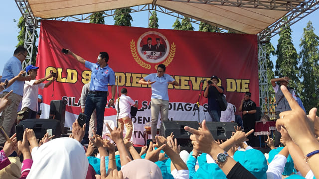 Calon Wakil Presiden nomor urut 02, Sandiaga Uno (tengah) di Lapangan Tegaltirot, Yogyakarta, Jumat (22/3). Foto: Arfiansyah Panji Purnandaru/kumparan