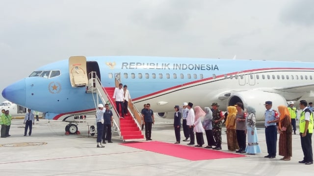 Presiden Jokowi bersama Ibu Negara Iriana Jokowi tiba di Bandara Lombok Internasional Airport, NTB. Foto: Fahrian Saleh/kumparan