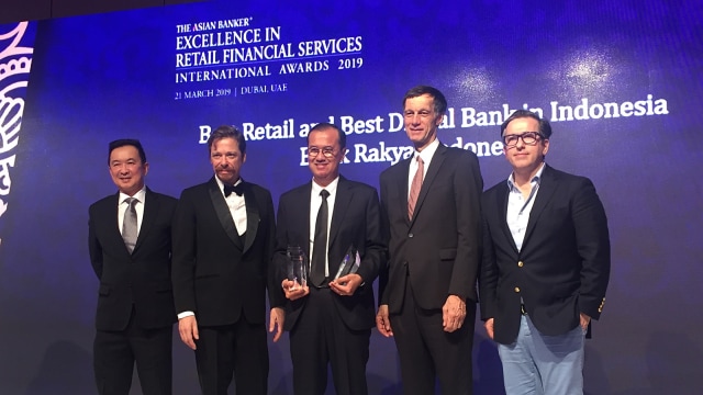 PT Bank Rakyat Indonesia (Persero) Tbk menerima dua kategori penghargaan, Best retail and Best Digital Bank in Indonesia oleh The Asian Banker di Dubai. Foto: Elsa Toruan/kumparan