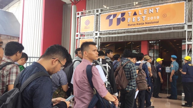 Sejumlah orang antre masuk ke pameran Bursa Kerja Nasional (Job Fair) Ke-XVIII dan Talent Fest 2019, di Jiexpo Kemayoran, Jakarta Pusat, Jumat (22/3). Foto: Nurul Nur Azizah/kumparan