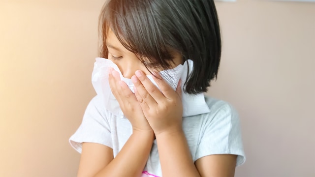 Sinusitis pada anak ditandai pilek dan demam. Foto: shutterstock