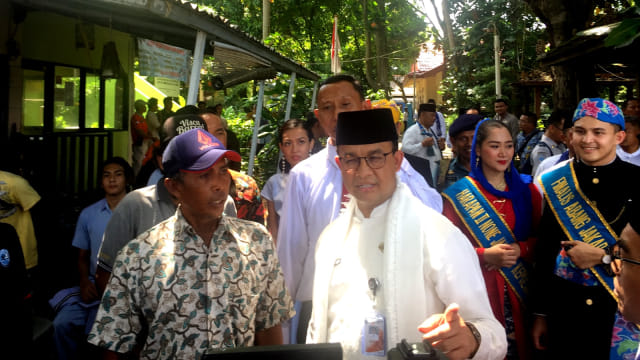 Gubernur DKI Jakarta Anies Baswedan (kanan) saat di Pulau Pramuka, Kepulauan Seribu, Jumat (22/3). Foto: Moh Fajri/kumparan