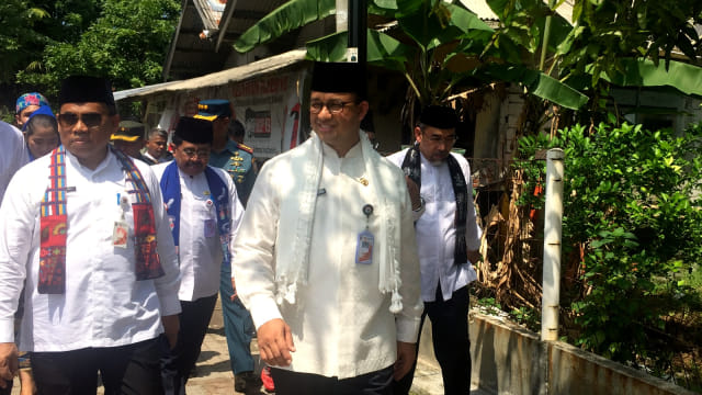 Gubernur DKI Jakarta Anies Baswedan (tengah) saat di Pulau Pramuka, Kepulauan Seribu, Jumat (22/3). Foto: Moh Fajri/kumparan