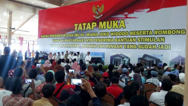 Suasana acara Tatap Muka Presiden Jokowi dengan masyarakat Lombok, NTB, Penerima Strimulan Rumah Rusak Berat, Sedang, dan Ringan yang Sudah Jadi di Gedung Hakka, Nusa Tenggara Barat, Jumat (22/3). Foto: Fahrian Saleh/kumparan