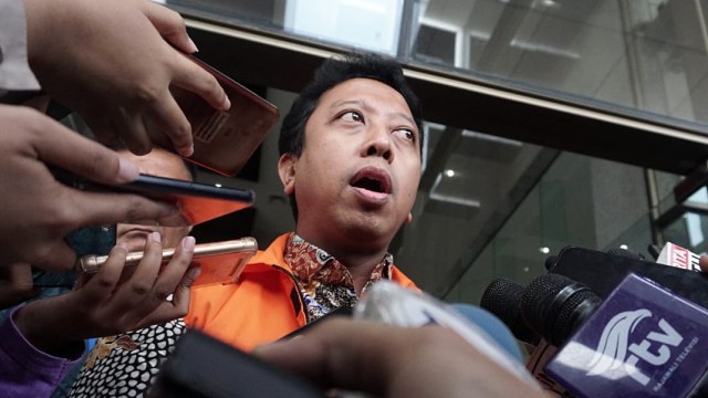 Anggota DPR Fraksi PPP Nonaktif Romahurmuziy memberikan keterangan pers usai menjalani pemeriksaan di Gedung KPK, Jakarta, Jumat (22/3). Foto: Jamal Ramadhan/kumparan