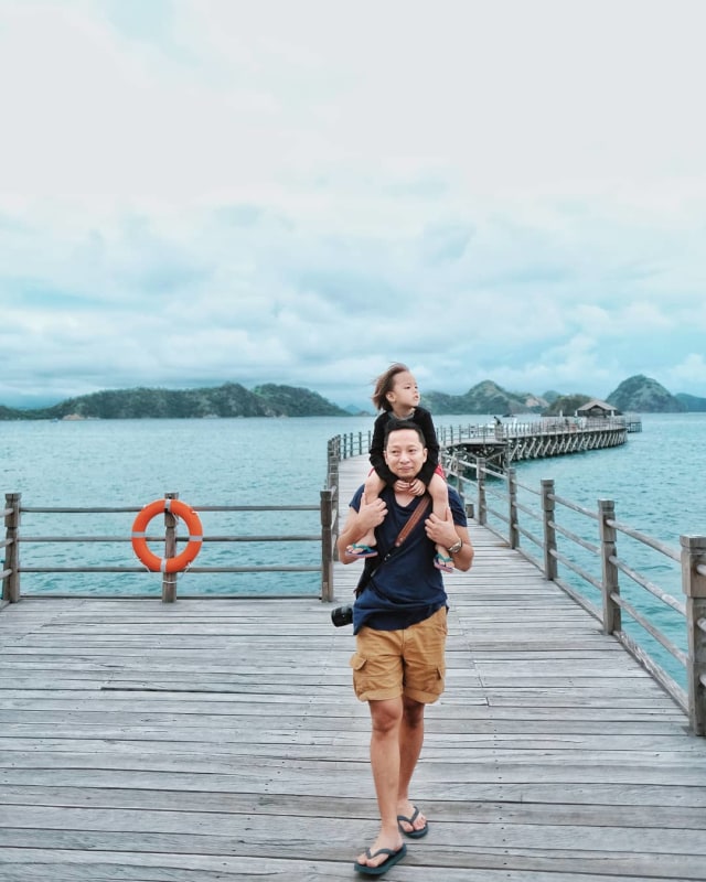 Ringgo dan Bjorka menikmati birunya laut Labuan Bajo yang menawan. Foto: Instagram @sabaidieter