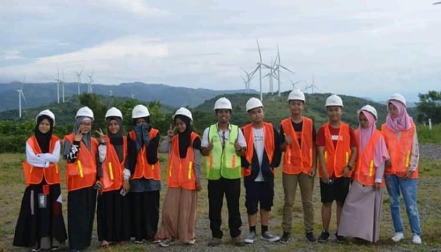 Para peserta Kampoeng Inggris di area PLTB Sidrap (Makassar Indeks).