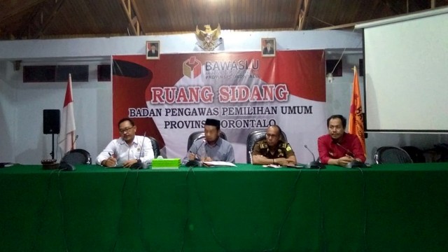 Pihak Bawaslu Provinsi Gorontalo saat memberikan keterangan pers terkait dugaan kasus pelanggaran pemilu, Kamis (21/3). Foto : Rahmat Ali
