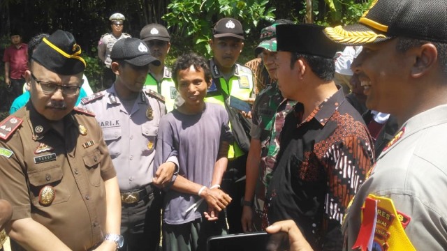 Pelaku perusakan dan pengotoran Masjid Jami Darussalam (tengah) di Banyumas ditangkap. Foto: Dok. Istimewa