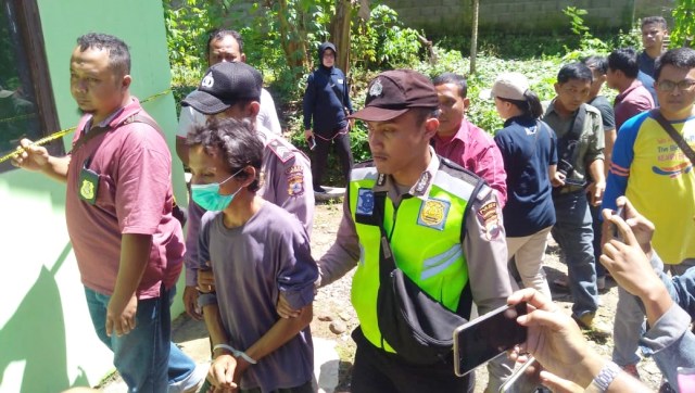 Pelaku perusakan dan pengotoran Masjid Jami Darussalam (kedua kiri) di Banyumas ditangkap. Foto: Dok. Istimewa