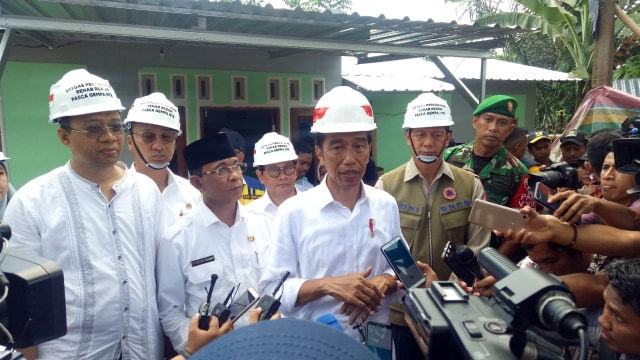 Presiden Jokowi (tengah) meninjau pembangunan rumah tahan gempa di Lingkungan Pengempel Indah, Kelurahan Bertais, NTB, Jumat (22/3). Foto: Fahrian Saleh/kumparan