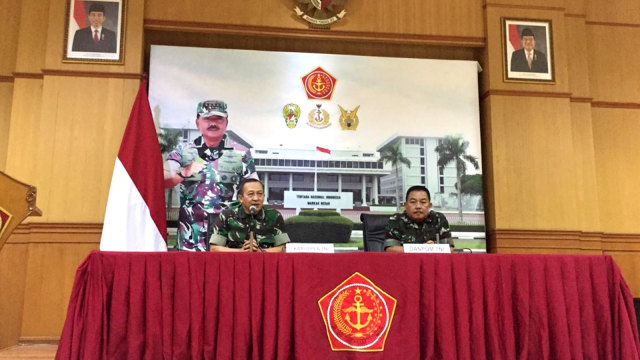 Kapuspen TNI, Mayjen Sisriadi (kiri) dan Danpuspom TNI Mayjen Dedi Iswanto, di konferensi pers, Puspen TNI, Jumat (22/3). Foto: Ricky Febrian/kumparan