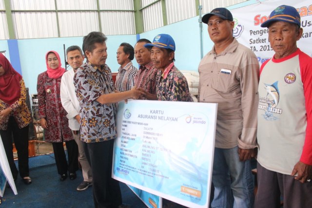 Sebayak 2.900 nelayan di Kabupaten Brebes diansuransikan oleh pemerintah melalui dari Kementerian Kelautan dan Perikanan RI. Kartu asuransi nelayan diserahkan di Gudang Garam Desa Pangaradan Kecamatan Tanjung Brebes, Kamis (21/3) kemarin. 