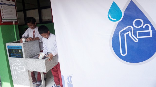 Keran air siap minum yang dipasang dalam peluncuran penyediaan air siap minum di SDN 03 dan SDN 04 Penjaringan, Jakarta Utara, Jumat (22/3). Foto: Jamal Ramadhan/kumparan