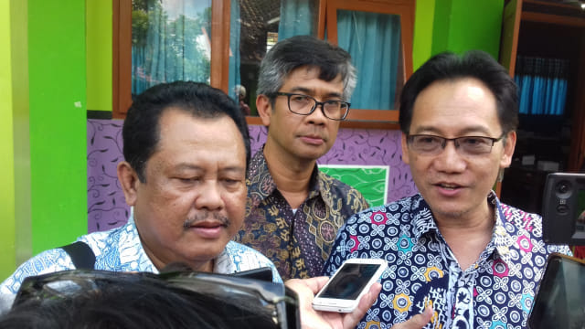 Kepala Dinas PUPR ESDM DIY, Agus Rudiyanto (tidak berkacamata), saat diwawancarai di Bantul, Jumat (22/3/2019).Foto: erl.