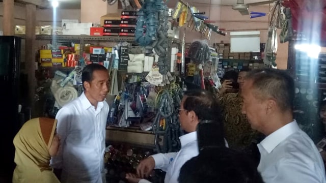 Presiden Jokowi mengunjungi toko bangunan yang berfungsi sebagai supplier rumah tahan gempa di Jalan Poros Lembar Mataram, Nusa Tenggara Barat, Jumat ( 22/3). Foto: Fahrian Saleh/kumparan