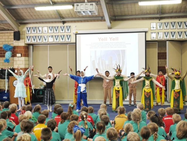 Para siswa SD Insan Amanah saat menampilkan kebudayaan di hadapan siswa di Australia, beberapa hari lalu.