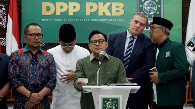 Ketua Umum PKB, Muhaimin Iskandar (tengah) memberikan keterangan usai melakukan pertemuan dengan Koordinator CDI untuk Asia Pasifik dan Amerika Latin, Caesar Rosello, di DPP PKB, Jumat (22/3). Foto: Fanny Kusumawardhani/kumparan