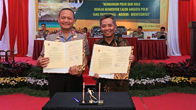 Direktur Retail dan Menengah Bank BRI, Supari (Kanan) dengan Kepala Lemdiklat Polri, Komjen Pol Arief Sulistyanto, menandatangani kerja sama layanan transaksi perbankan. Foto: Dok. Bank BRI