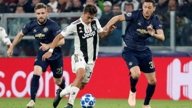 Luke Shaw dan Nemanja Matic berusaha merebut bola dari Paulo Dybala di laga Juventus vs Manchester United. (Foto: REUTERS/Stefano Rellandini)