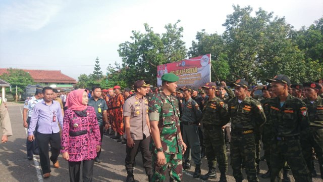 Bupati bersama pejabat Polres dan TNI memeriksa  sejumlah ormas yang ikut gelar pasukan pengaman pemilu. (foto: yunar rahmawan)