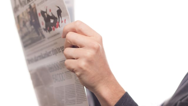 Ilustrasi membaca koran. Foto: Pixabay
