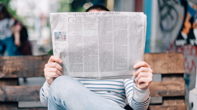 Ilustrasi membaca koran. Foto: Pixabay
