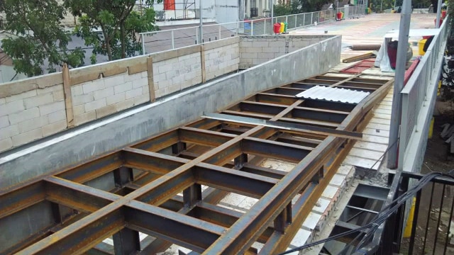 Warga Protes Material Proyek Skywalk Cihampelas Bandung Berjatuhan (292048)