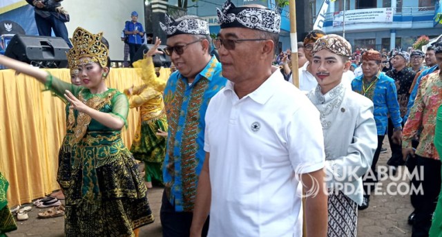 Mendikbud Muhadjir Effendy didampingi Bupati Sukabumi Marwan Hamami menghadiri acara Gebyar Pendidikan dan Kebudayaan di GOR Cisaat, Kabupaten Sukabumi, Jumat (22/3/2019). | Sumber Foto:Ruslan AG.