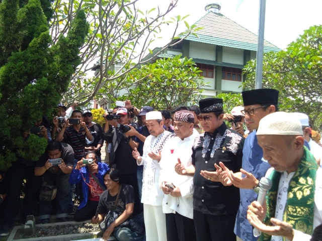 Calon wakil presiden nomor urut 02, Sandiaga Uno, saat berziarah ke makam KH. Ahmad Dahlan di Yogyakarta, Jumat (22/3/2019). Foto: ken.