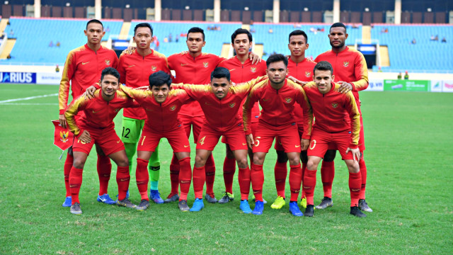 Timnas U-23 Indonesia berfoto bersama menjelang pertandingan perdana Grup K kualifikasi Piala Asia U-23 AFC 2020, di Stadion Nasional My Dinh, Hanoi, Vietnam. Foto: Antara/R. Rekotomo